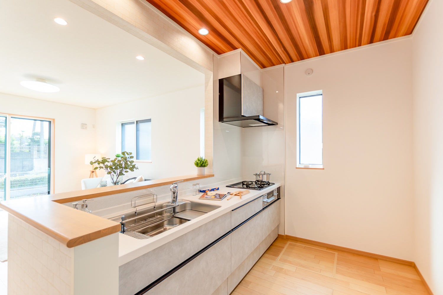 白を基調としたやさしい風合いの外観 街並みに溶け込むナチュラル