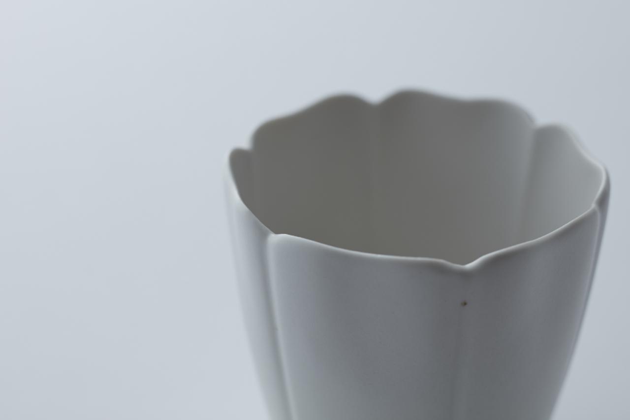 クラフト感」を手に入れた新しい有田焼、やま平窯「磁輪花小鉢