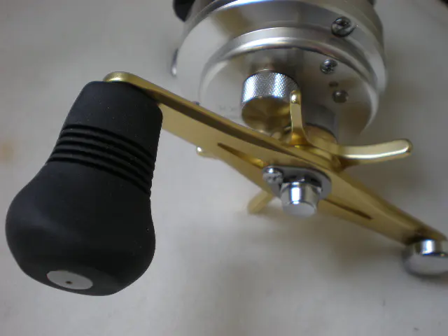 カルカッタ300F（右） - 26,200円 : 海釣り、船釣り専門店の沖三昧