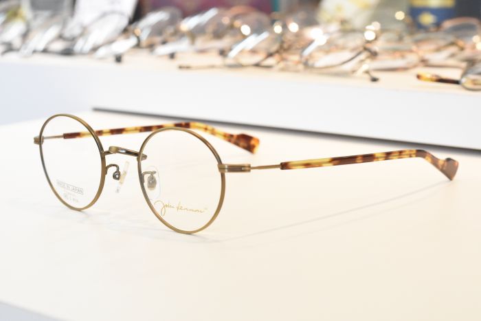 ジョン・レノン。彼の愛したアイウェアを再現し、一部をアレンジして