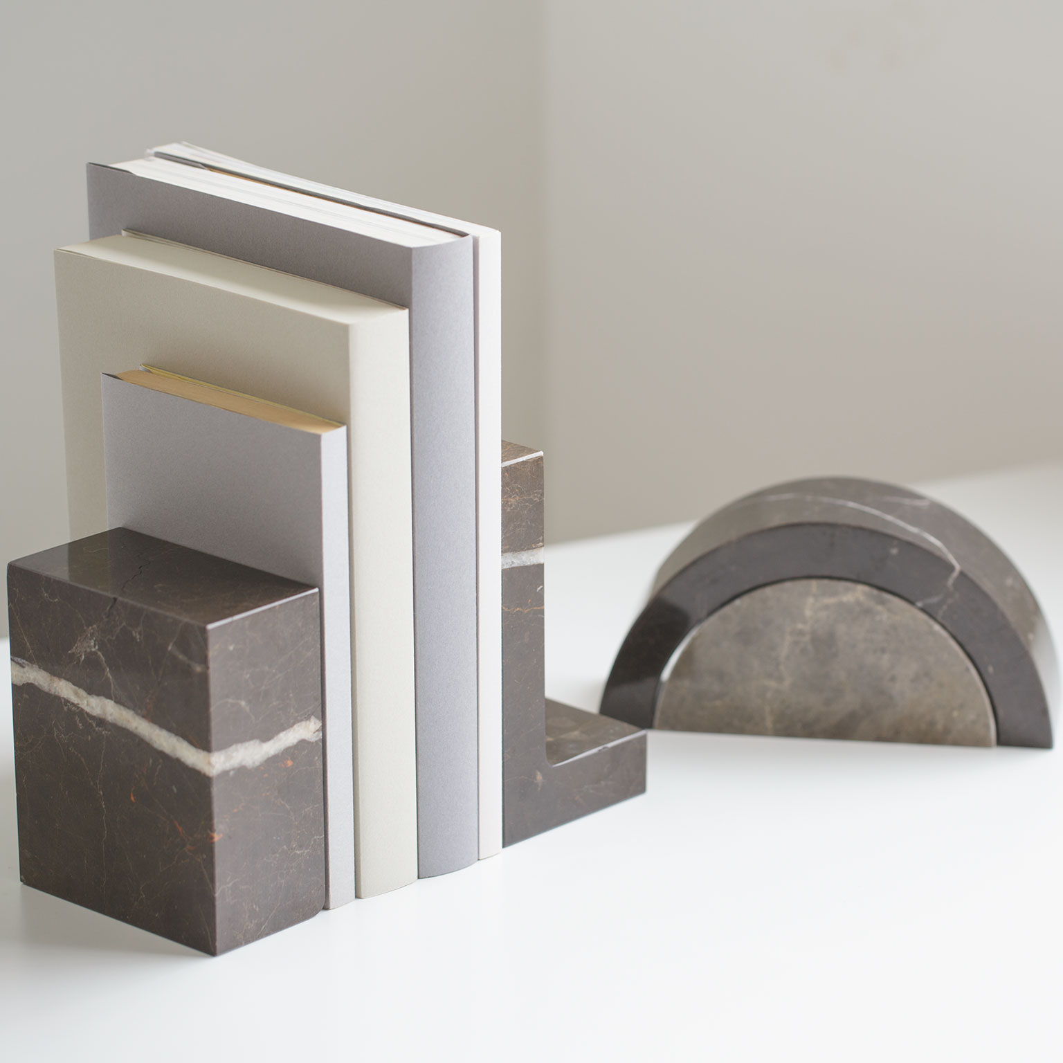 ISHIZO（イシゾウ）アーチ型ブックエンド ホワイト | LIVING MOTIF