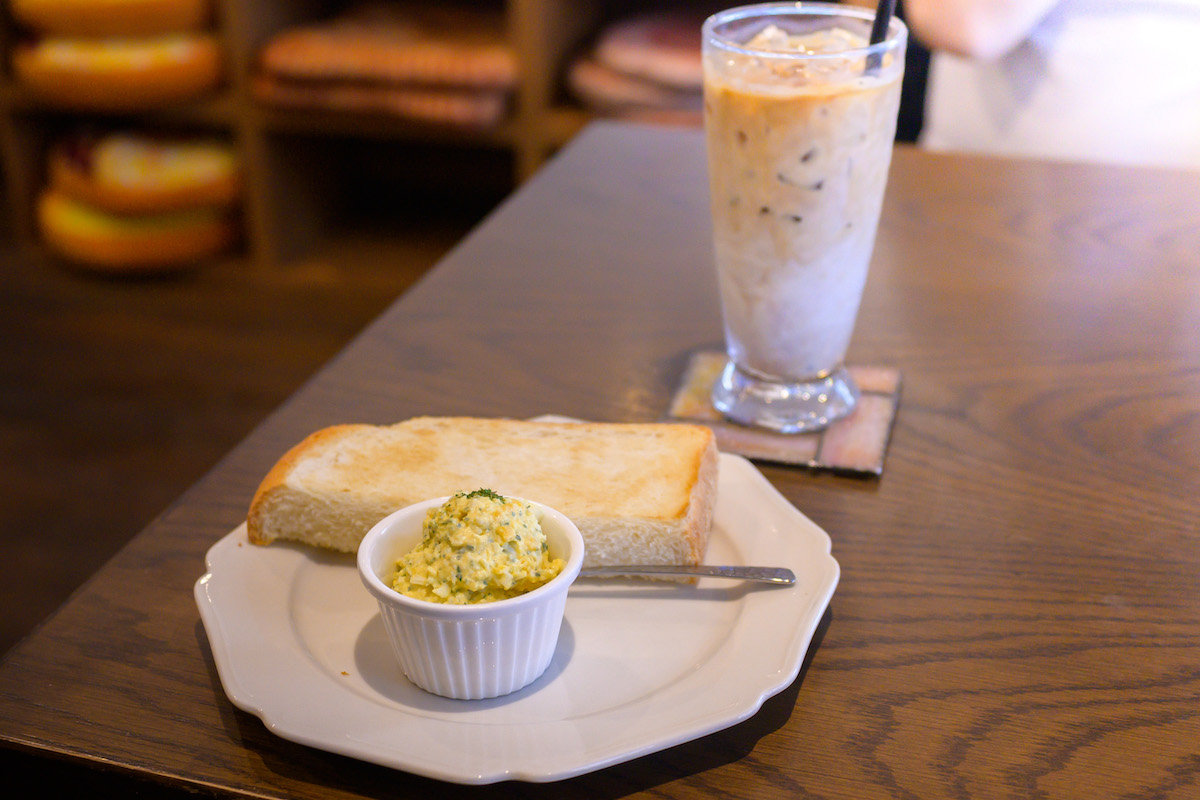 美しいステンドグラスと美味しいコーヒーに癒やされる「SUTTENDO