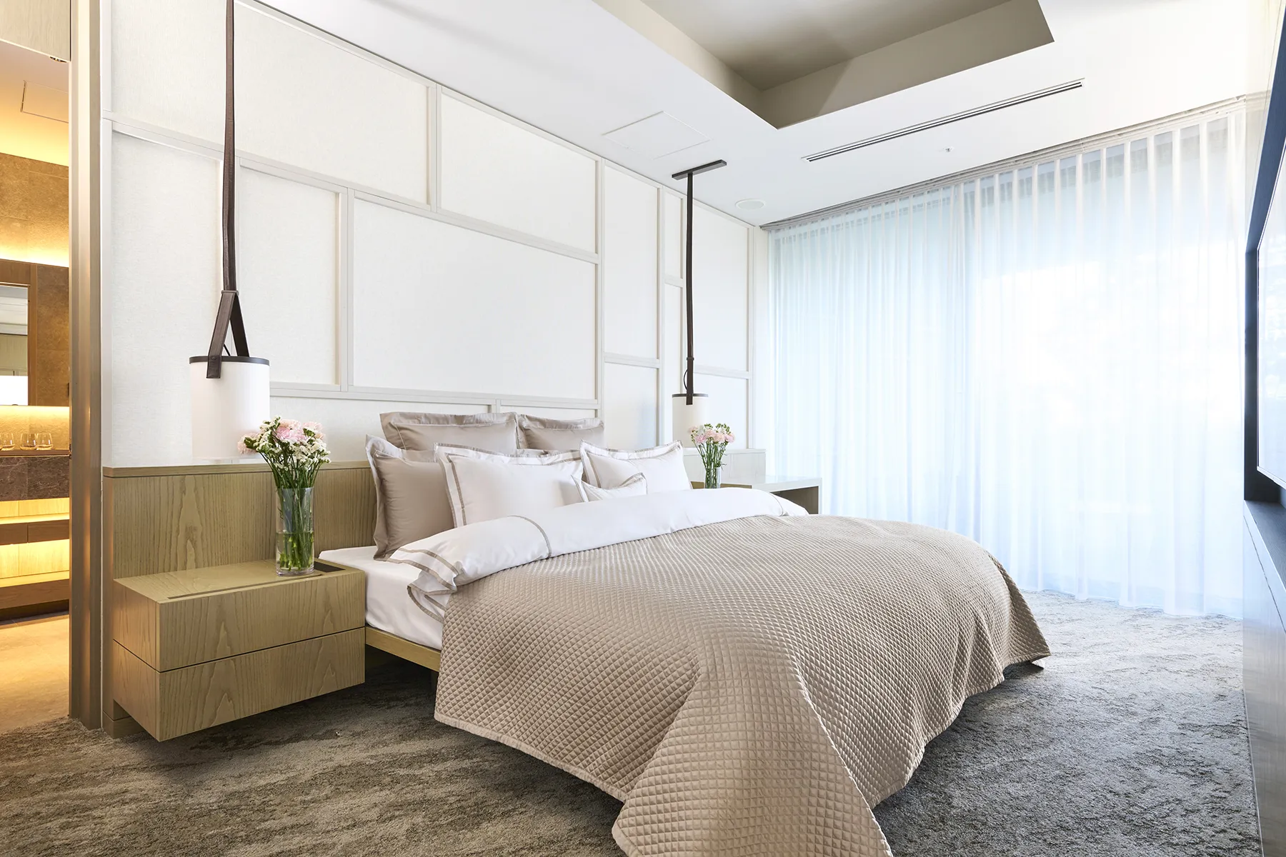 素材で変化を付けおしゃれな寝室に｜キルトのベッドカバーならホテル