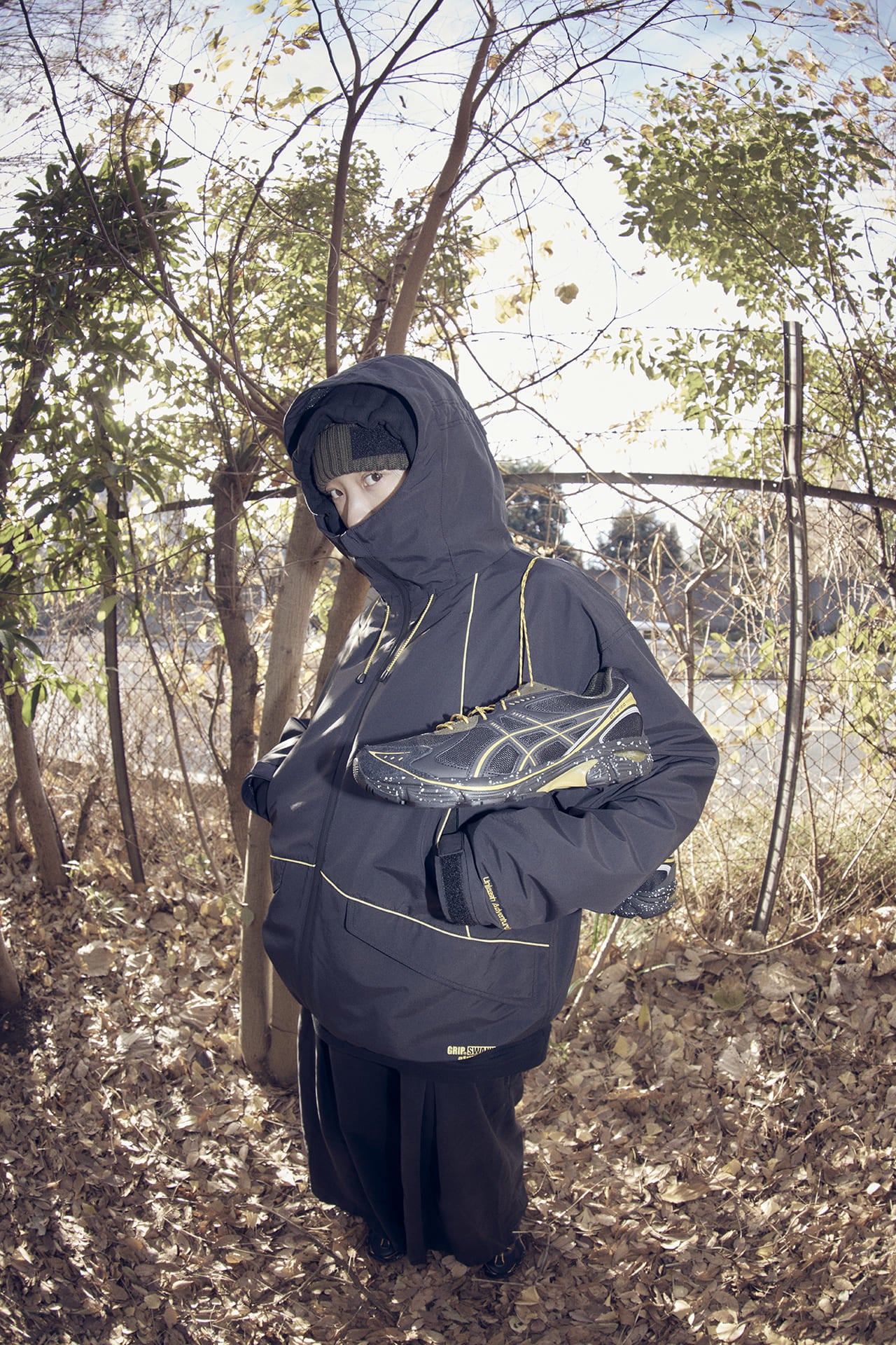 特別な「アシックス」はブラック×イエローのアウトドアムード