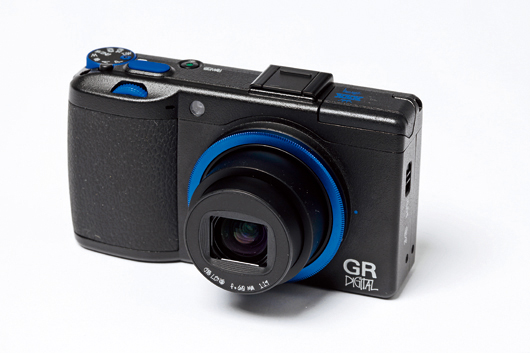 リコー、STUSSYとのコラボモデル「GR DIGITAL III x STUSSY」を発表