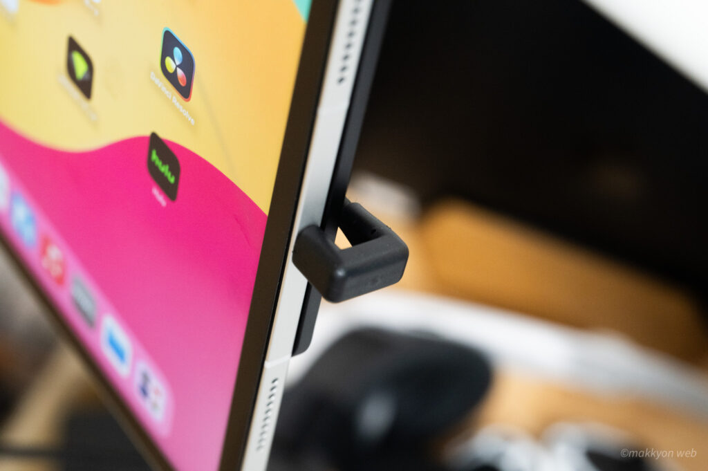 iPadもiPhoneもディスプレイアームに固定してしまう、CharJenPro