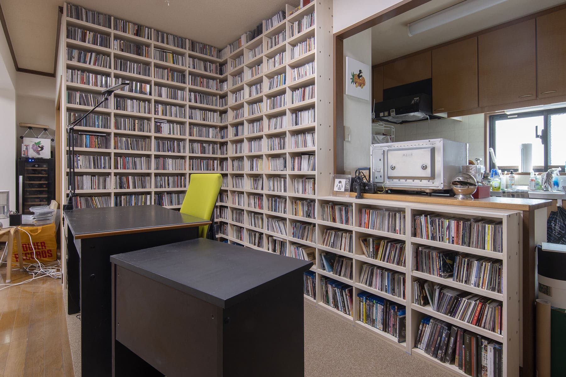 書斎を囲むCDラック – Shelf 壁一面のコミック本棚 奥行180mm