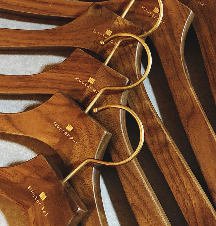 いつものクローゼットをラグジュアリーな空間に。木製ハンガーという