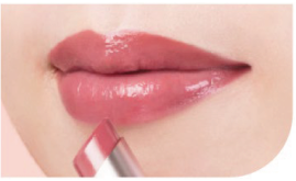 美しい発色のリップスティックと、多彩な目もとを演出するアイカラー