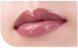 美しい発色のリップスティックと、多彩な目もとを演出するアイカラー