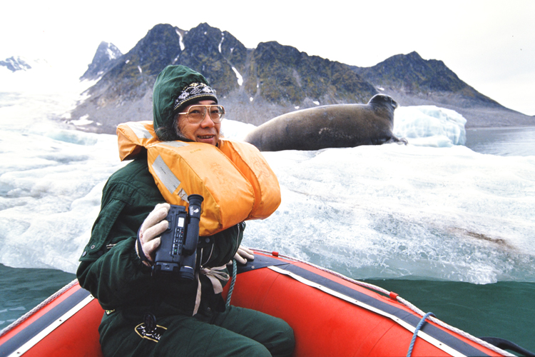 写真】追悼・竹村健一さん 強面評論家が海外取材で見せた素顔｜NEWS