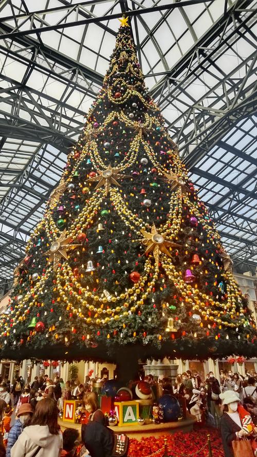ディズニーランドの巨大クリスマスツリーにオールドタイプの隠れ