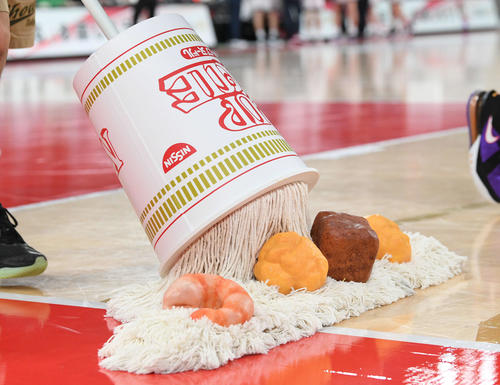 モップヌードル？！ カップ麺のようなモップが高校バスケ盛り上げた