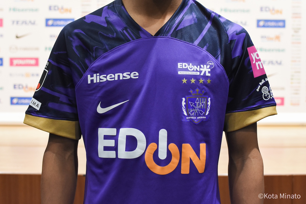 広島、新スタジアムで着用の新ユニフォーム発表…アウェイは“折り鶴ユニ