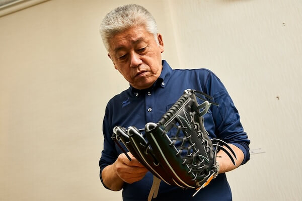 イチローや松井秀喜らのグラブ作りを手掛けてきた「ミズノ」の岸本耕作