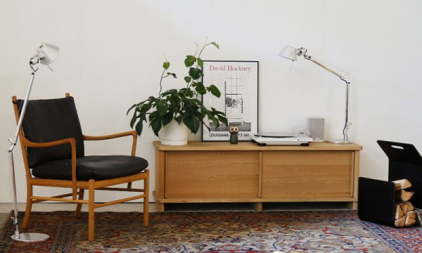 カント マガジンラック / ブラックArtek（アルテック） | 公式通販