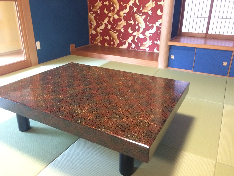 重ねられた漆の鮮やかな色彩とモダンな黒 仙台市 G様邸 | 仙台箪笥