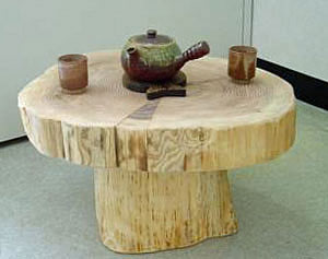 無垢板の杉桧の天然木で輪切りテーブルを製作いたします