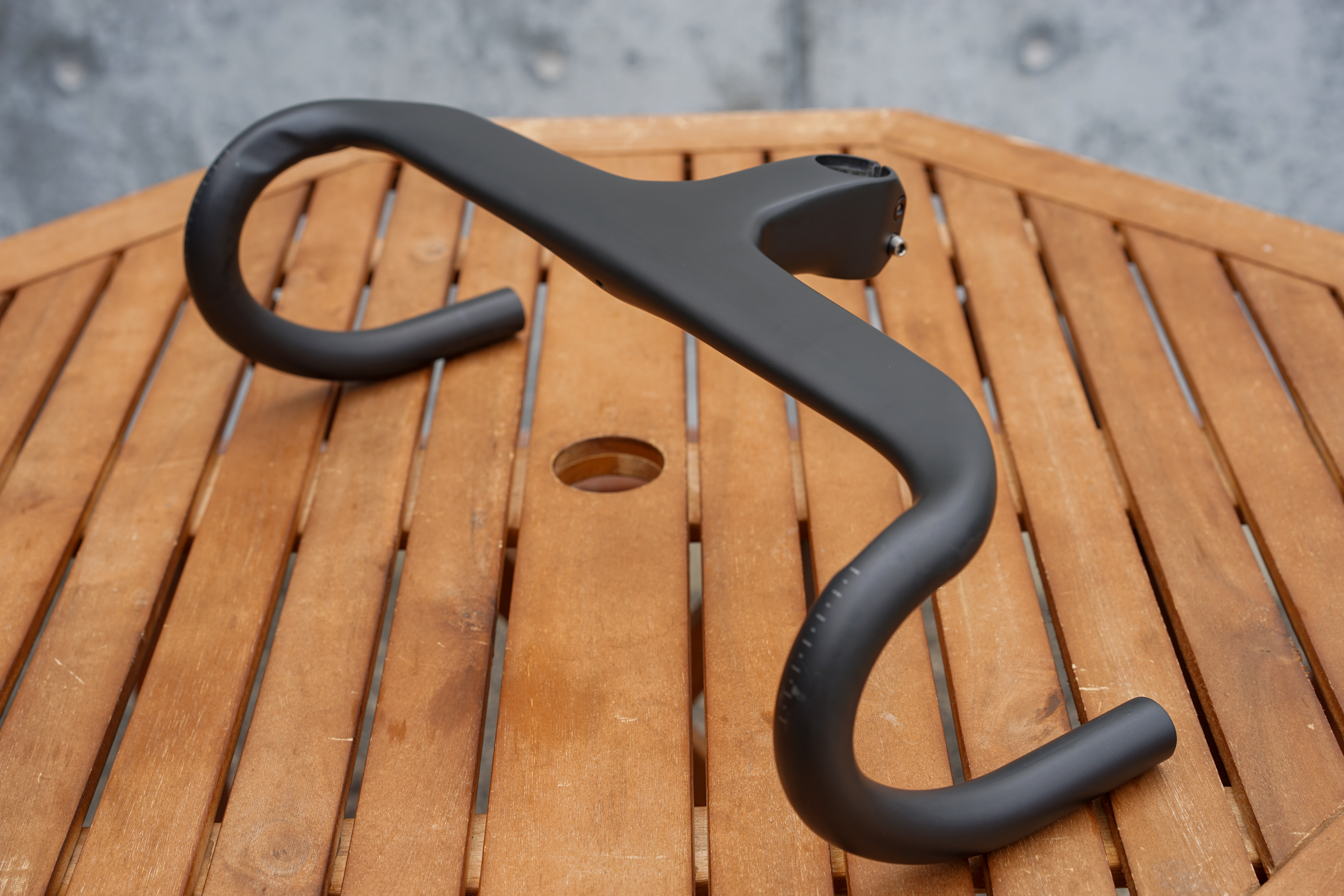 超軽量ながらエアロも追及したステム一体型ハンドル！BONTRAGER Aeolus