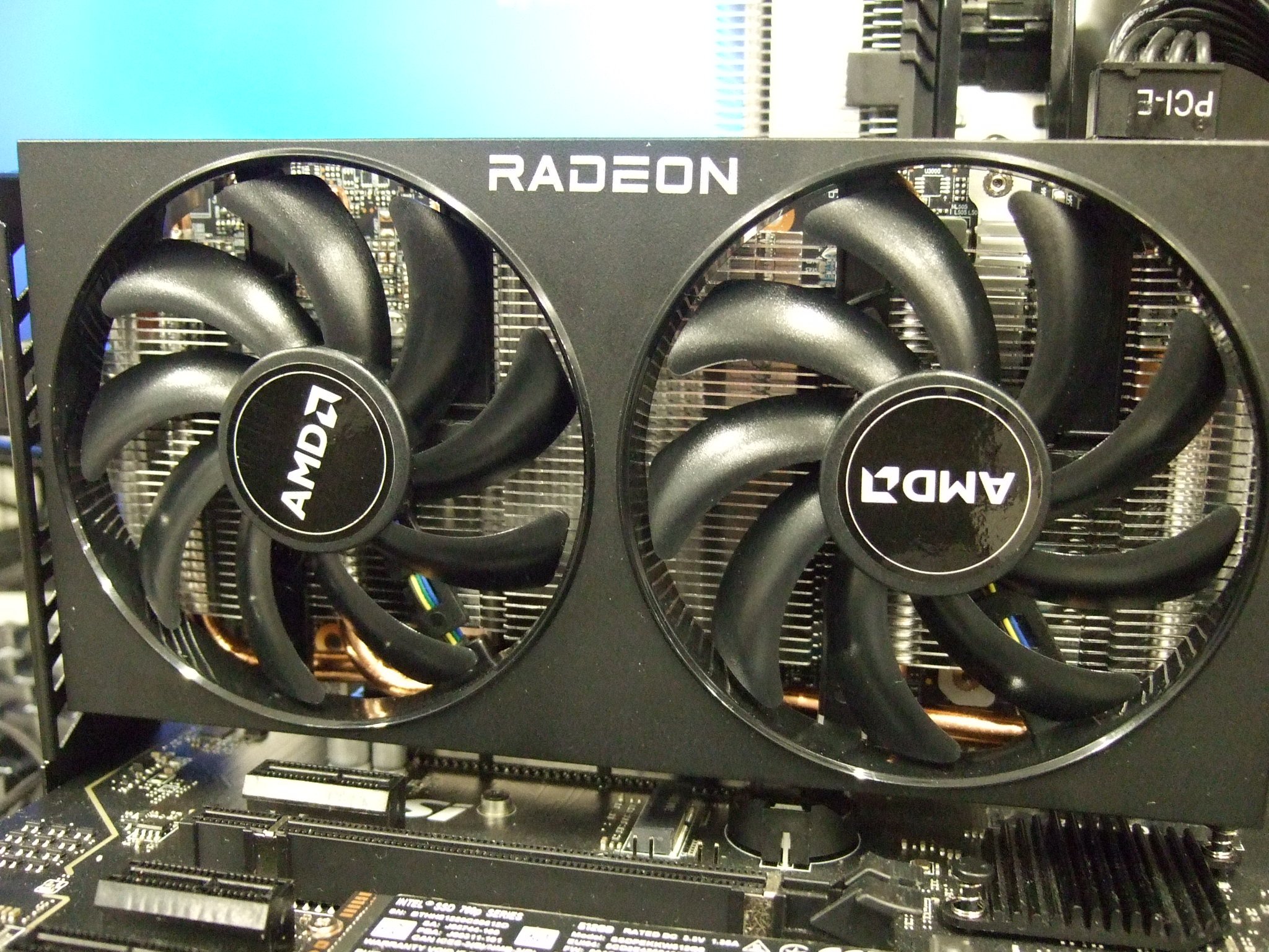 AMD Radeon RX 6600 XT グラフィックス 発売情報・ベンチマーク