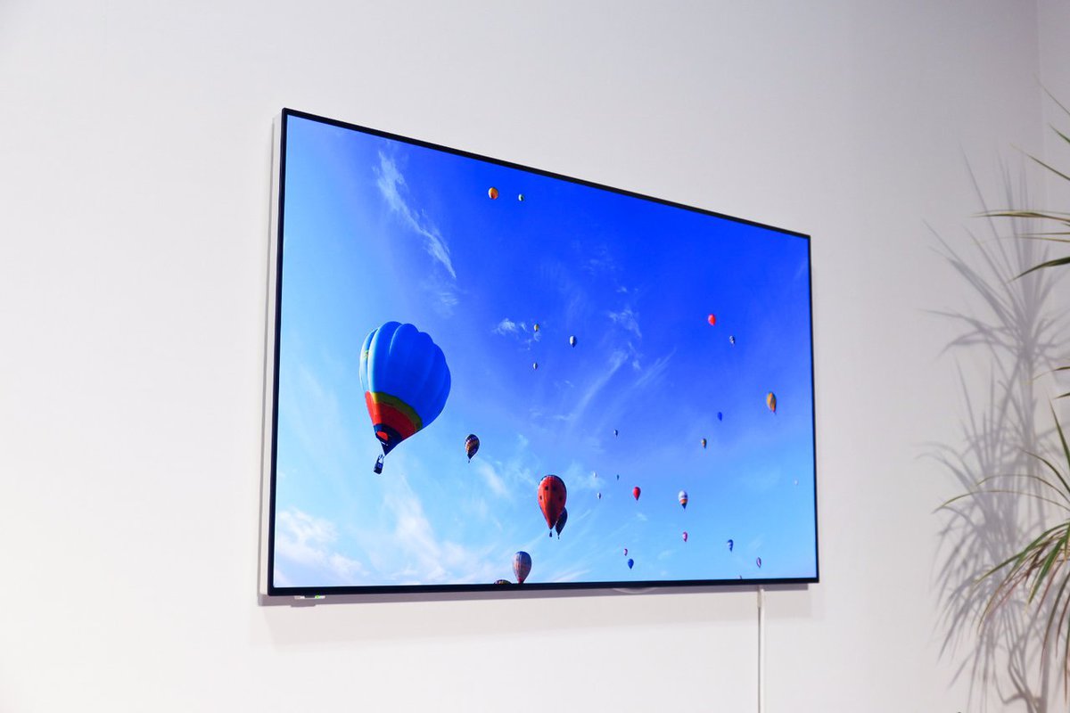 パナソニック、壁掛け仕様の「ウォールフィットテレビ」。壁から画面
