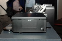 パナソニック、コントラスト60,000対1のフルHD液晶プロジェクター「TH