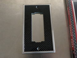 クリプトン、特殊カーボン素材で制振する「HR電源コンセントプレート