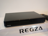 東芝、1080/24pダイレクト出力対応のコンパクトなBDプレーヤー「DBP