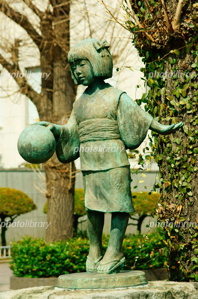 肥後手まりをつく少女像 写真素材 [4915984] - フォトライブラリー