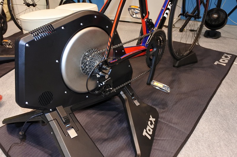 Tacx（タックス）【路面からの振動まで再現】Neo Smart （ネオスマート