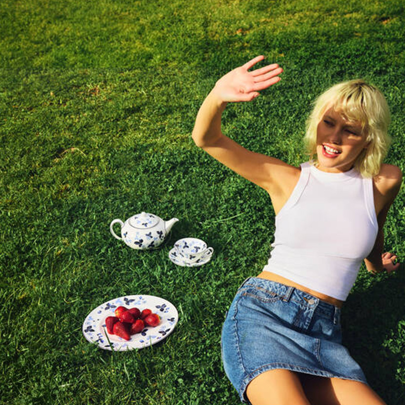 ストロベリー インクブルー ティーカップ＆ソーサー（ピオニー