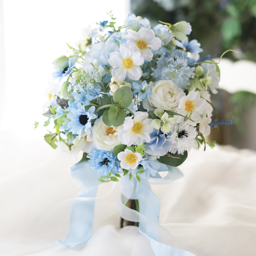 完成品ブーケ】白いコスモスと水色小花のクラッチブーケ・ブートニア