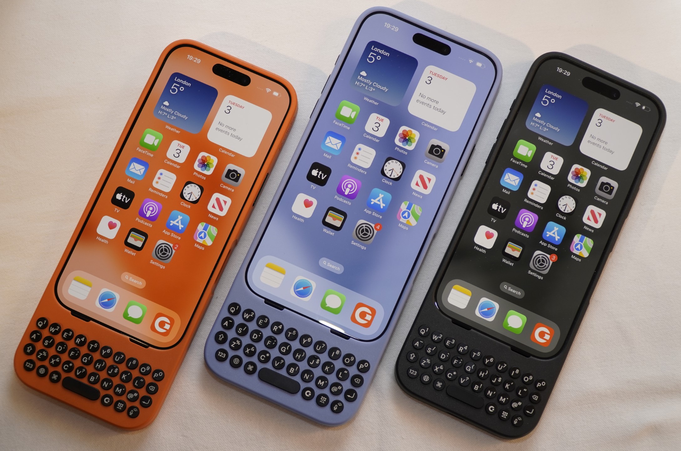 iPhoneに装着して使用する物理キーボード「Clicks Keyboard