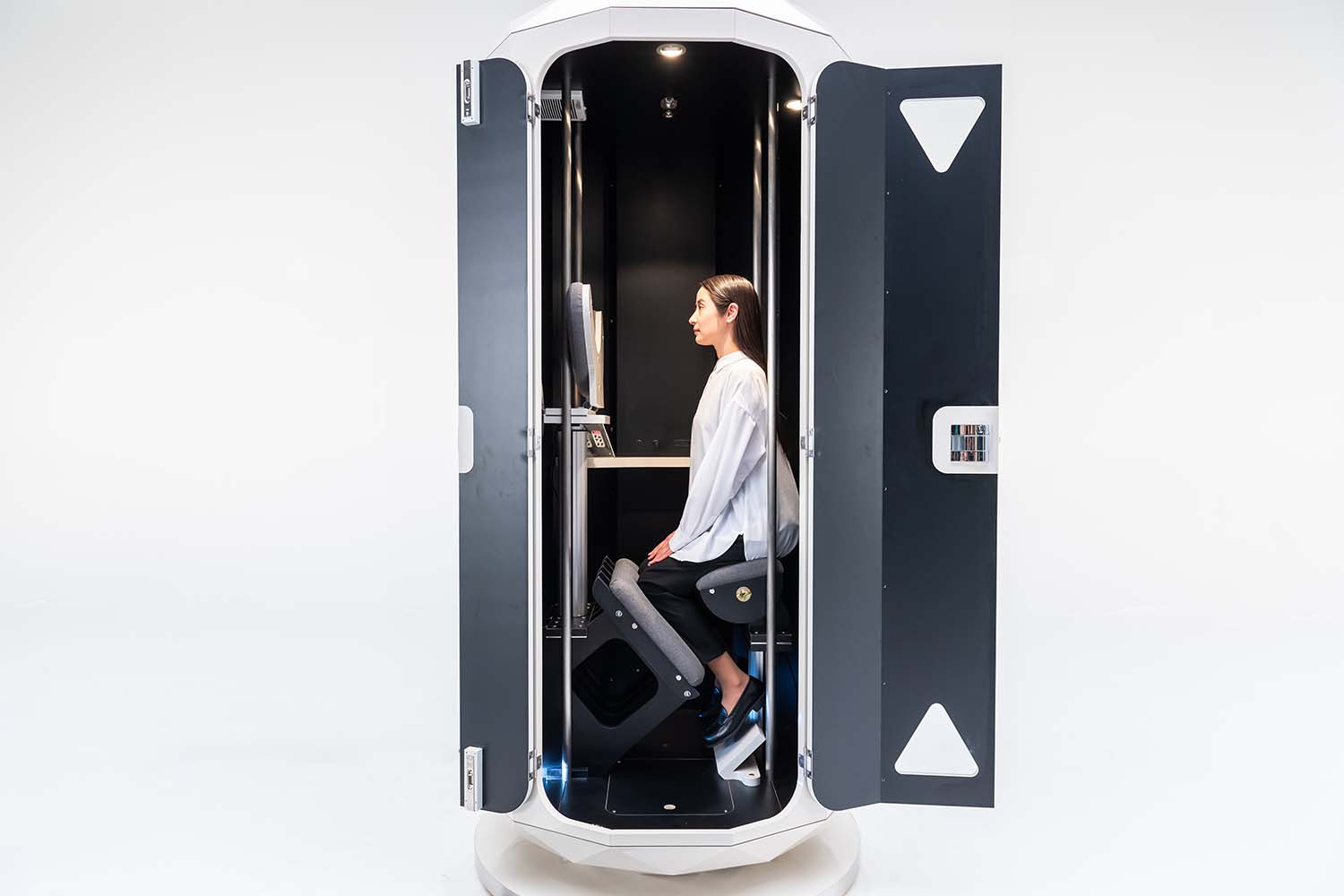 オフィスで立ったまま寝る仮眠ボックス イトーキが販売 - Impress Watch