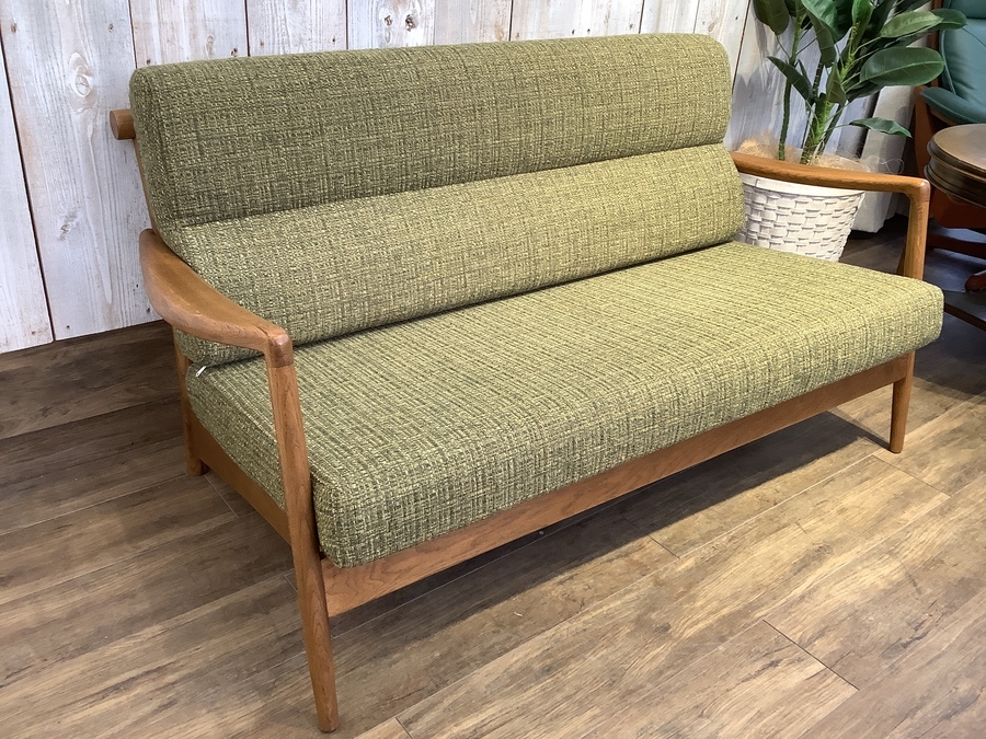 東京インテリアオリジナル、オークライフシリーズの2人掛けソファが