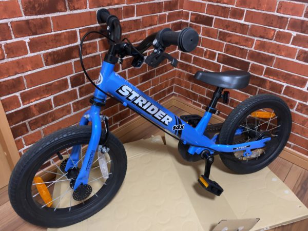 ストライダー14Xにペダル＆チェーンを装着。さらに自立スタンドも