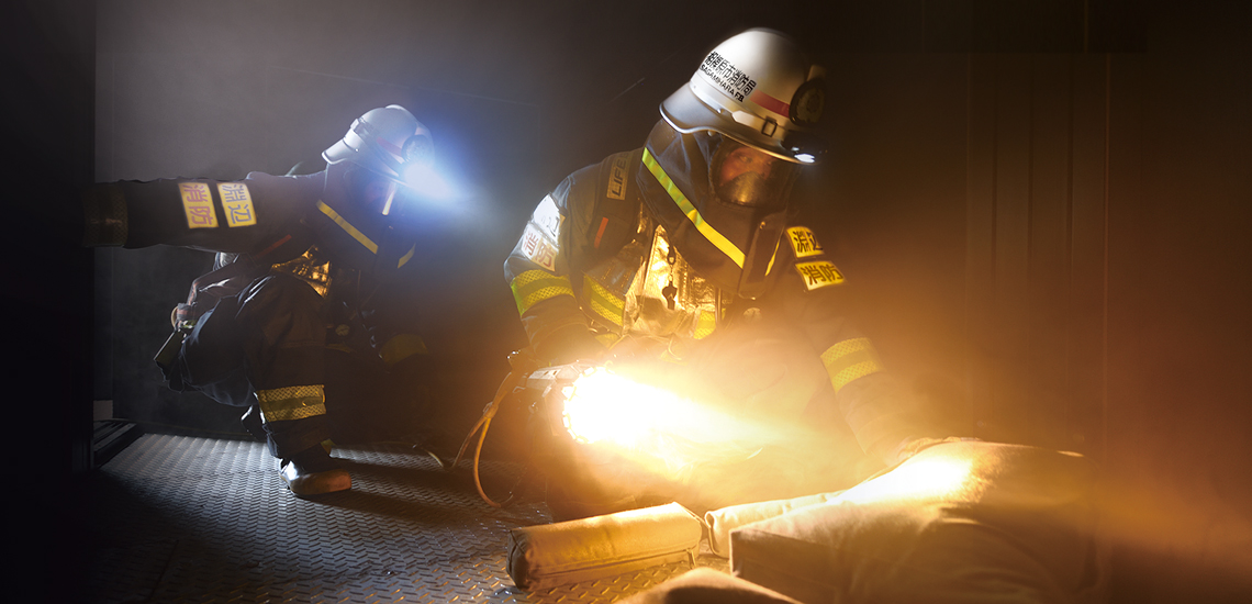 E054］消防用 LED可搬式投光器／相模原市消防局様｜消防・防災製品