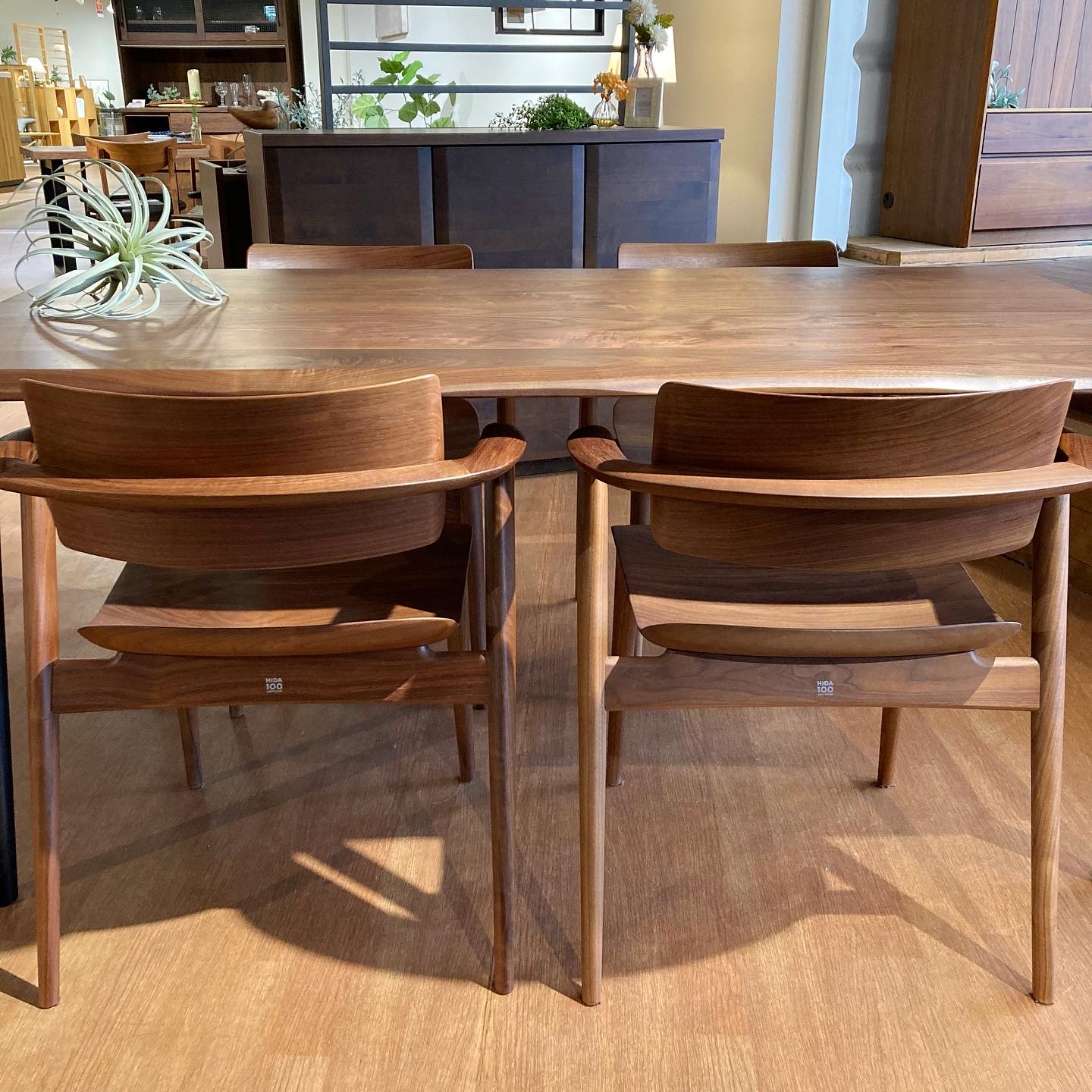 HIDAチェアと第一産業・ダイニングテーブルの組み合わせのご紹介