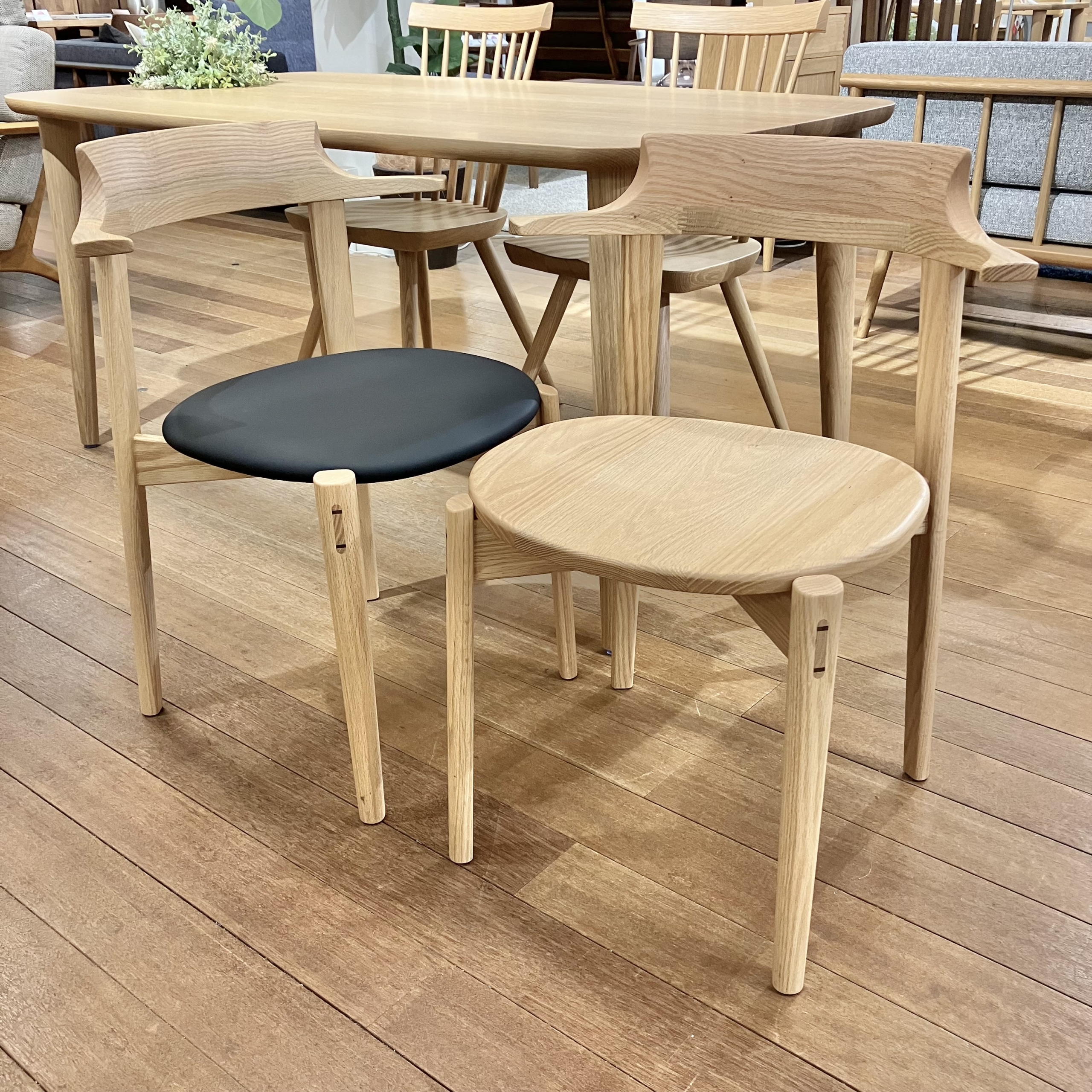 HIDA・ダイニングテーブルとイバタインテリア・チェアの組み合わせのご