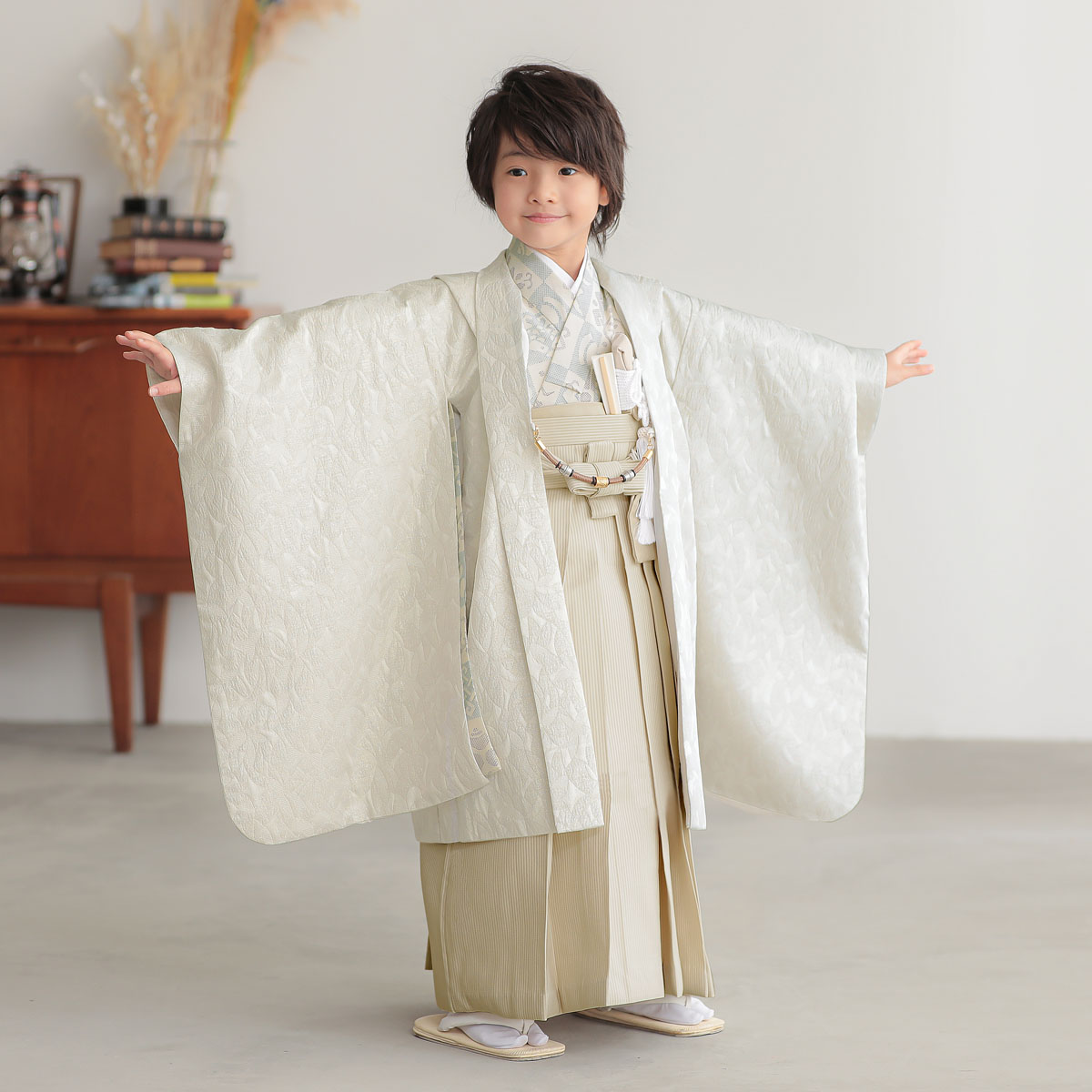 男児袴：BY185 【五歳】白 フラワーxベージュ縞 七五三男児袴レンタル