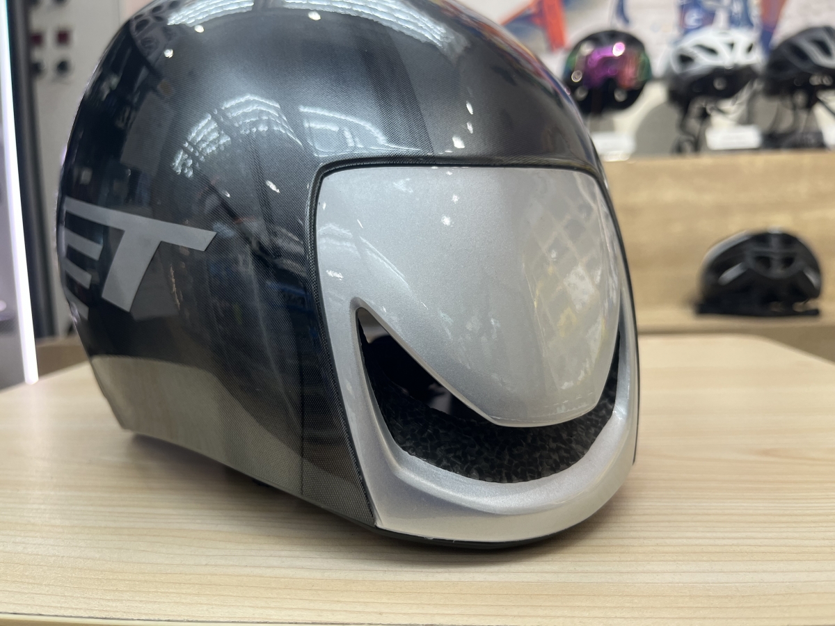 プロ選手も使用するTT・トライアスロン向けのヘルメットが入荷しており