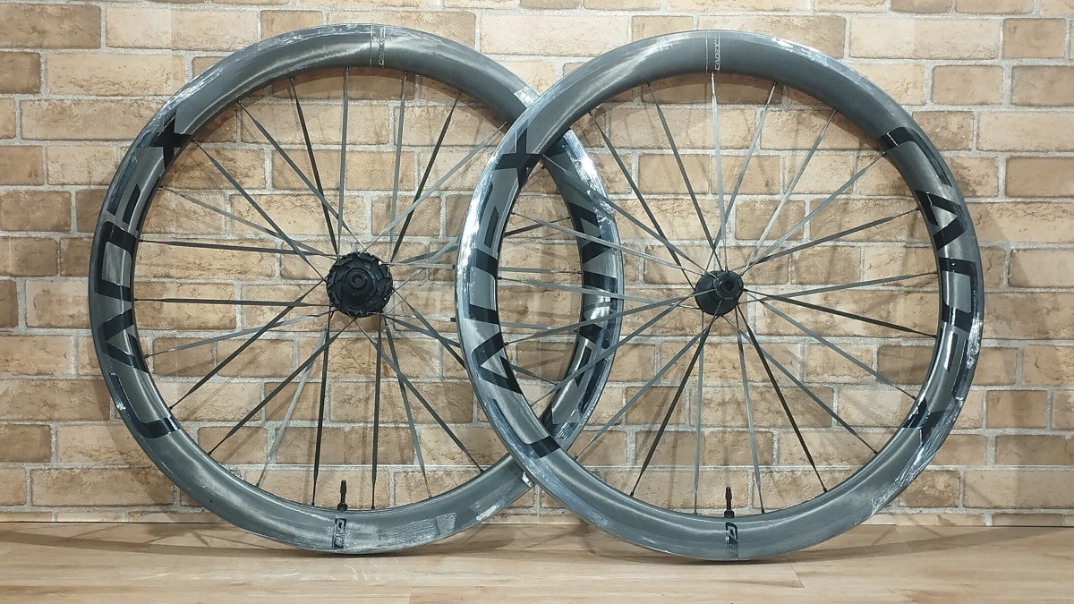 カーボンスポーク採用で超軽量！コスパにも優れた大人気ホイール