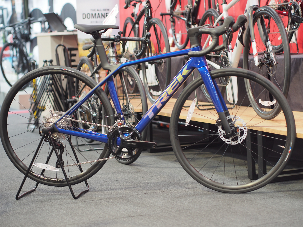 第8世代】新型MADONE SL5 Hex Blueカラー Sサイズが入荷！！店頭展示中