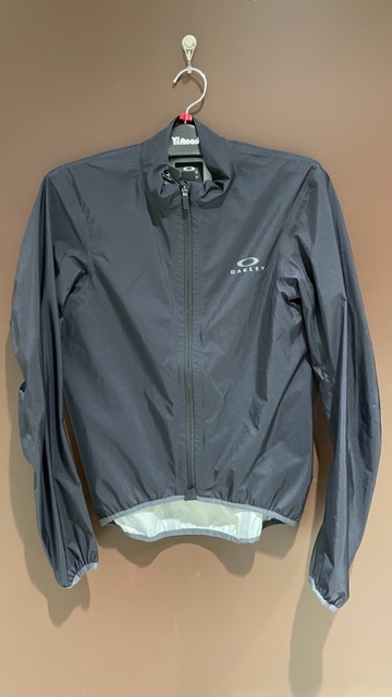 OAKLEY】雨が降りそうな日には…手ごろな価格で手に入る安心。レイン