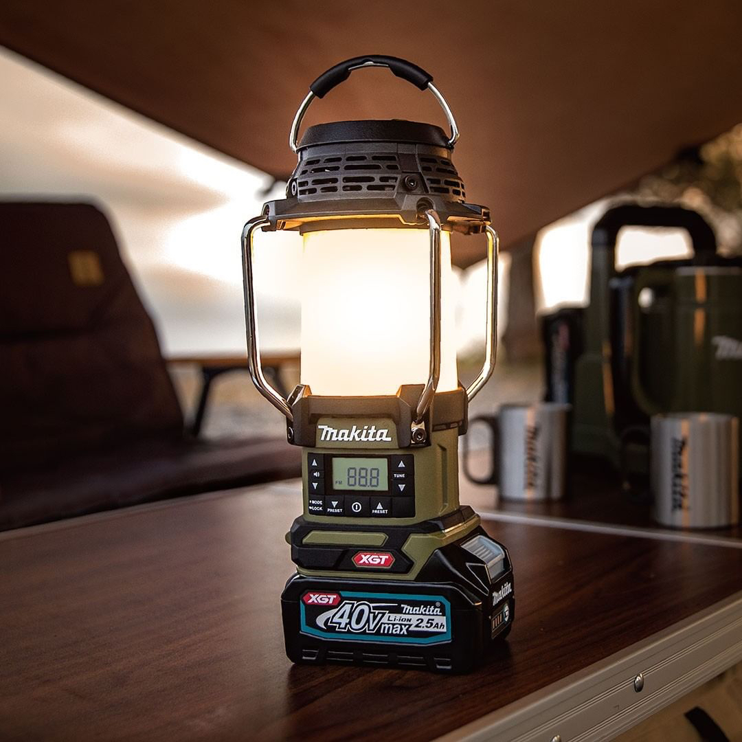 Makita 40v MAX XGT MR008GZ Lantern with Radio (Blue) (Tool Only