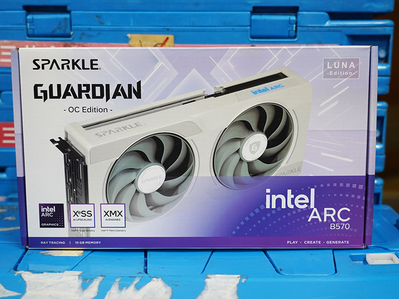 白いデュアルファンクーラー搭載の「SPARKLE Intel Arc B570 GUARDIAN