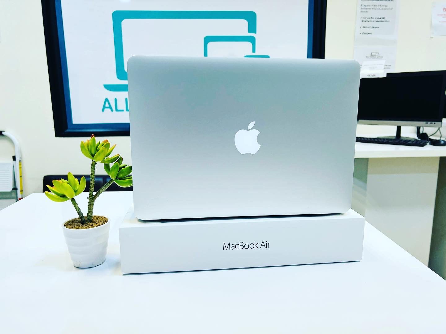 Apple MacBook Air 13-inch Dual-Core i5 (8GB RAM, 128GB, Silver