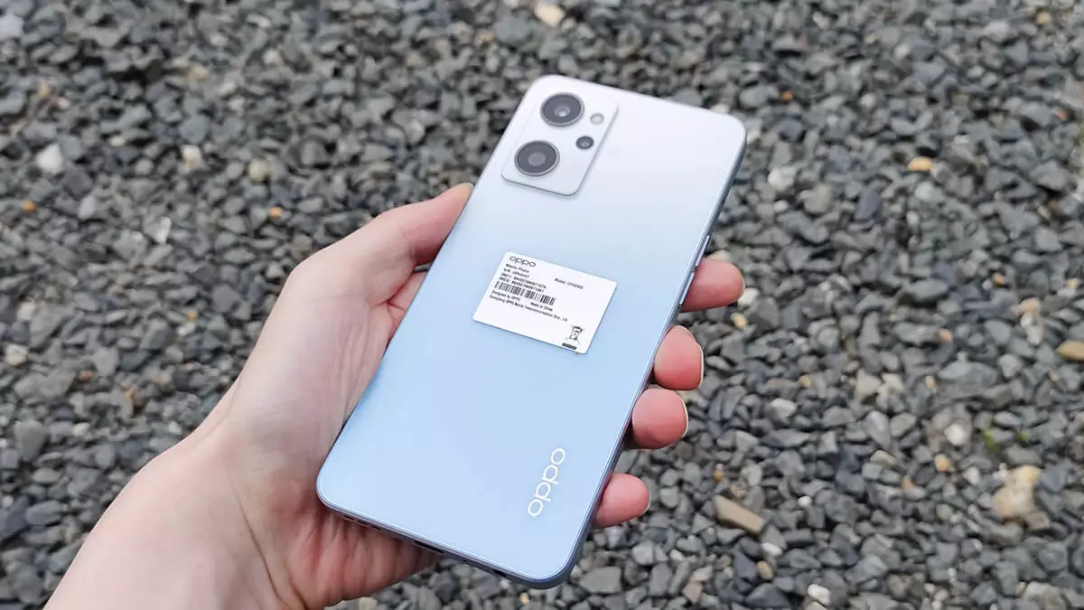 OPPO Reno7 Aレビュー。IP68防水防塵で約175gの軽量ボディ、指紋で背面