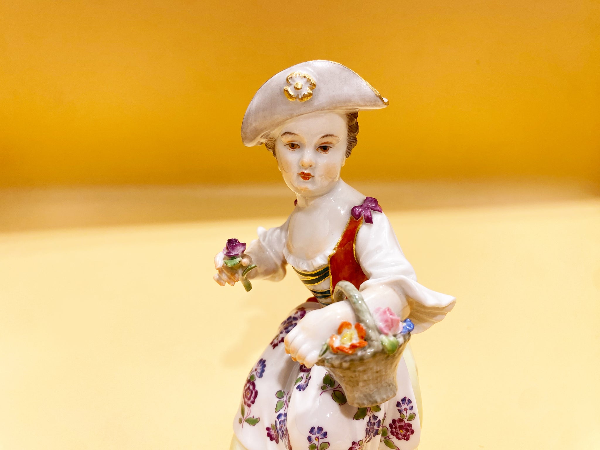 マイセン フィギュリン 花籠を持つ女性 – Antique MJQ