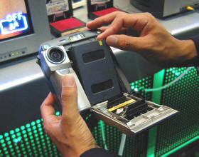 ASCII.jp：富士写真フイルム、世界初のプリンター搭載デジタルカメラ